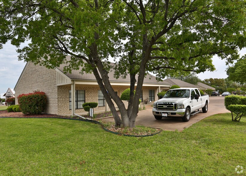 More Photos Of 600 S Harbor Ct, Granbury Office For Lease