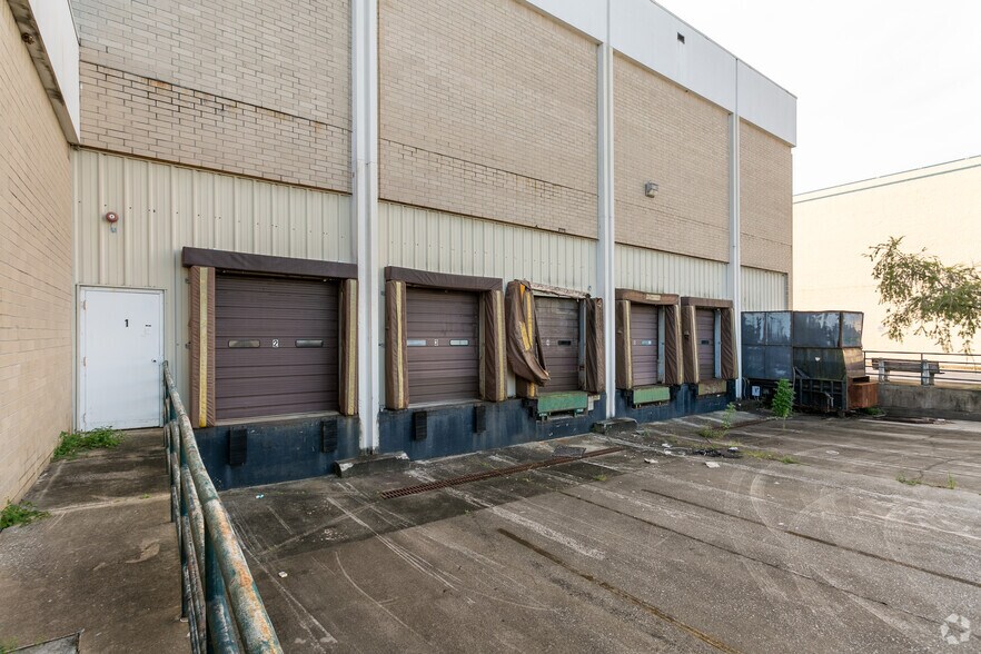 More Photos Of 1700 W International Speedway Blvd, Daytona Beach Department Store For Sale