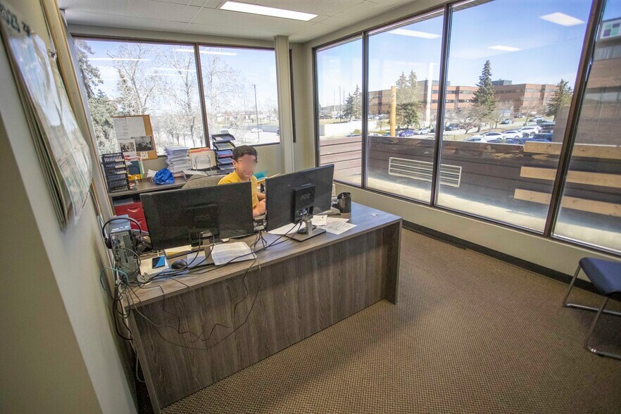 More Photos Of 3112 11th Ave NE, Calgary Office For Lease