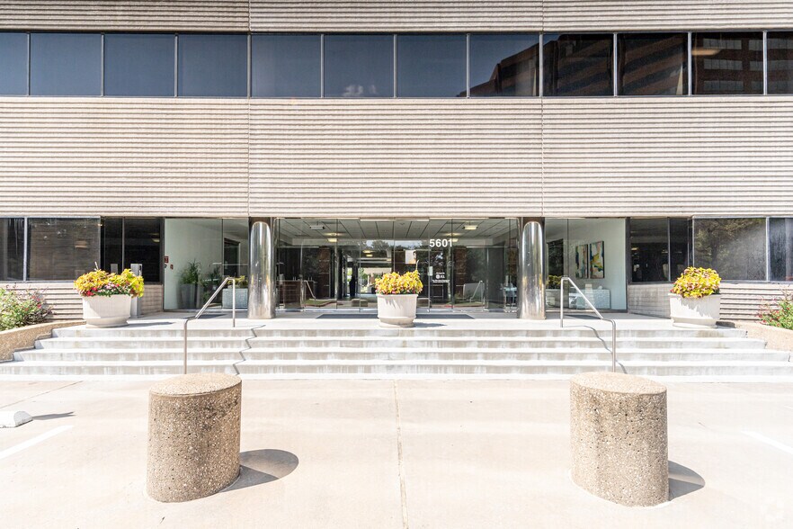 More Photos Of 5601 Executive Dr, Irving Office For Sale