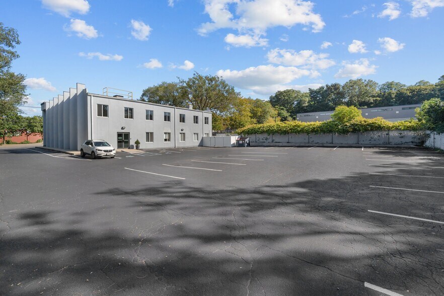 More Photos Of 308 W Main St, Smithtown Loft Creative Space For Lease