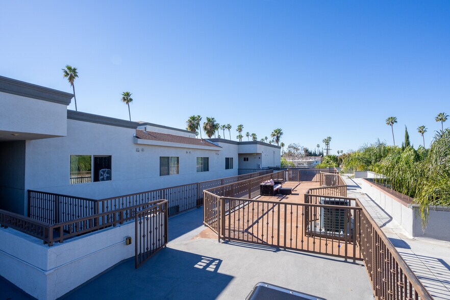More Photos Of 7203 Rubio Ave, Lake Balboa Apartments For Sale