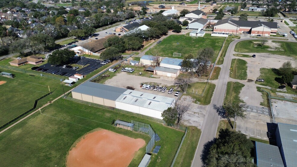 More Photos Of 18901 Turnip St, Spring Warehouse For Lease