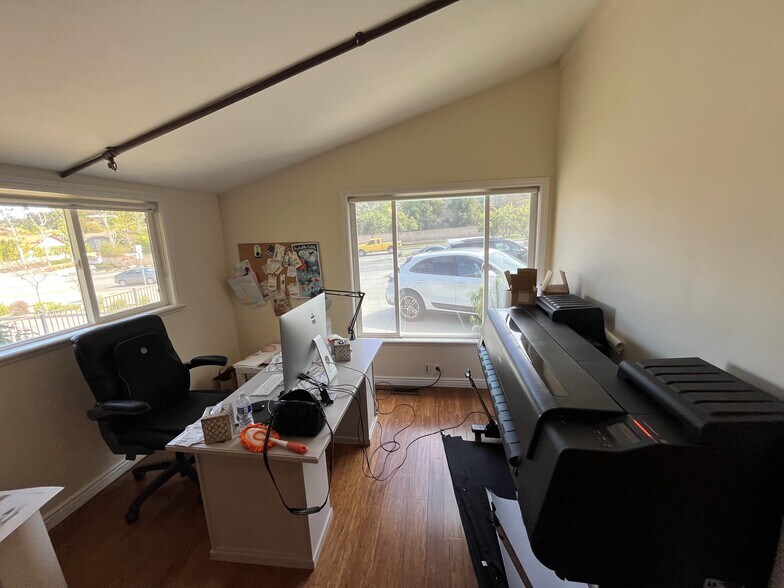 More Photos Of 22315 Mulholland Hwy, Calabasas Office For Sale