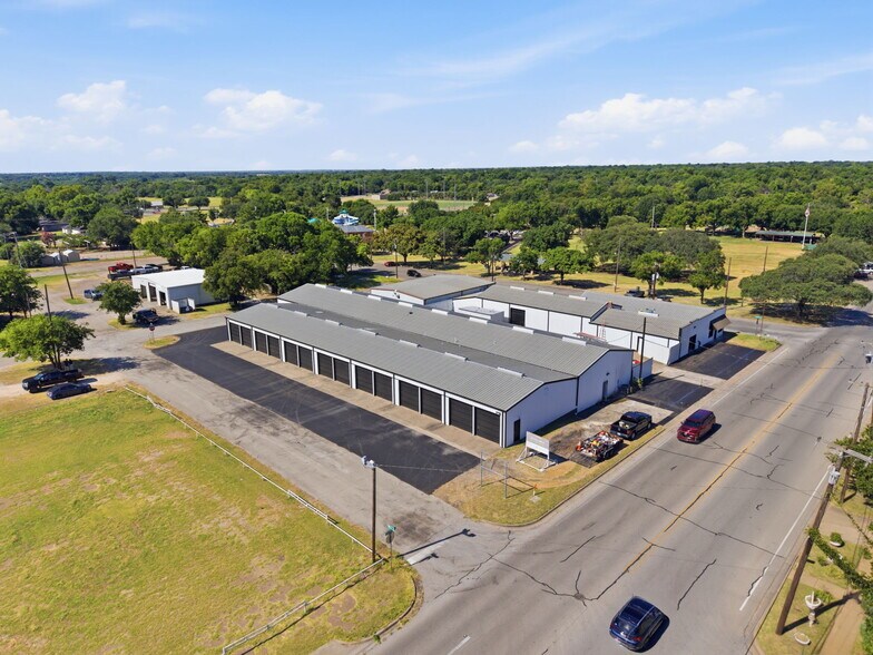 More Photos Of 201 W Westhill Dr, Cleburne Warehouse For Sale