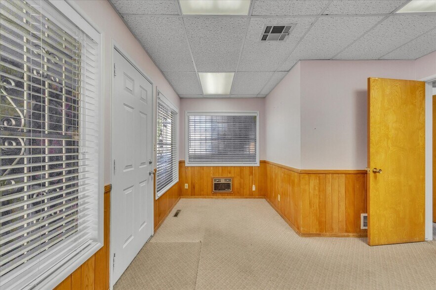 More Photos Of 18032 Ventura Blvd, Encino Medical For Lease