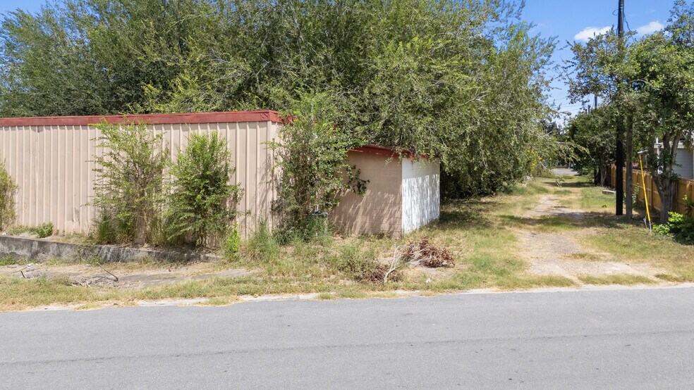 More Photos Of 375 W Robertson St, San Benito Light Manufacturing For Sale