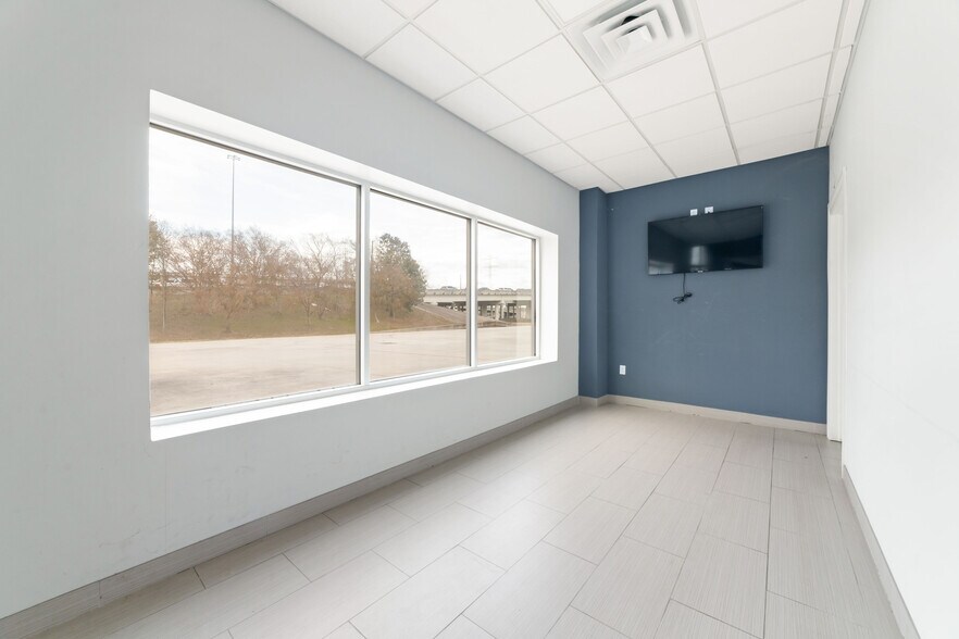 More Photos Of 6631 N Sam Houston Pky W, Houston Warehouse For Lease