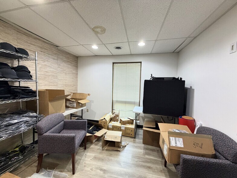 More Photos Of 1044-1046 Summit Dr, Carmel Light Distribution For Lease