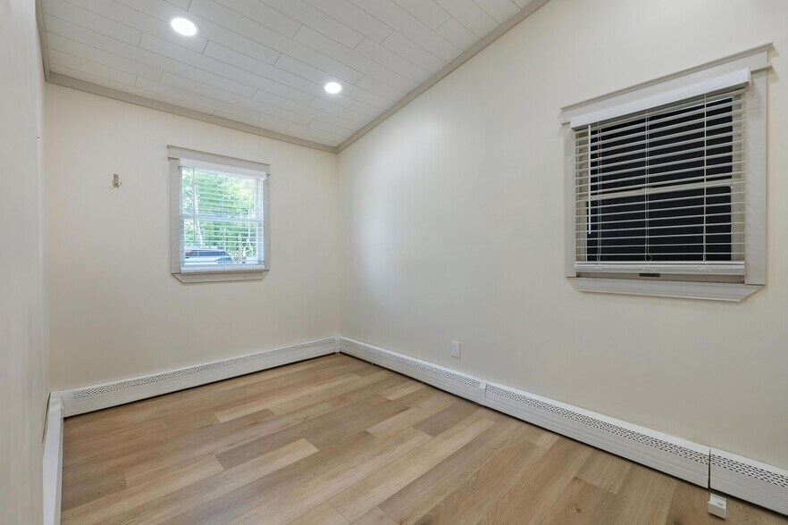 More Photos Of 256 N Wellwood Ave, Lindenhurst Office For Lease