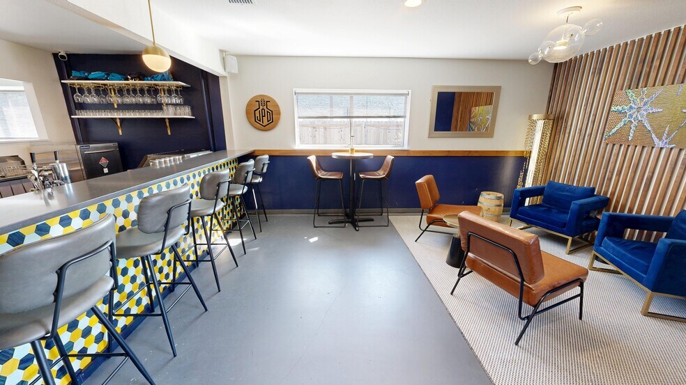 More Photos Of 1711 N Austin St, Seguin Showroom For Sale