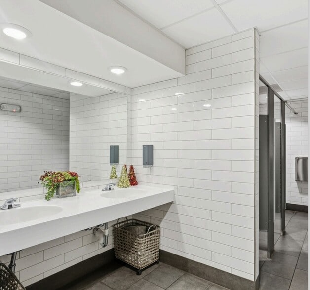 More Photos Of 706 E 23rd St, Lawrence Restaurant For Sale