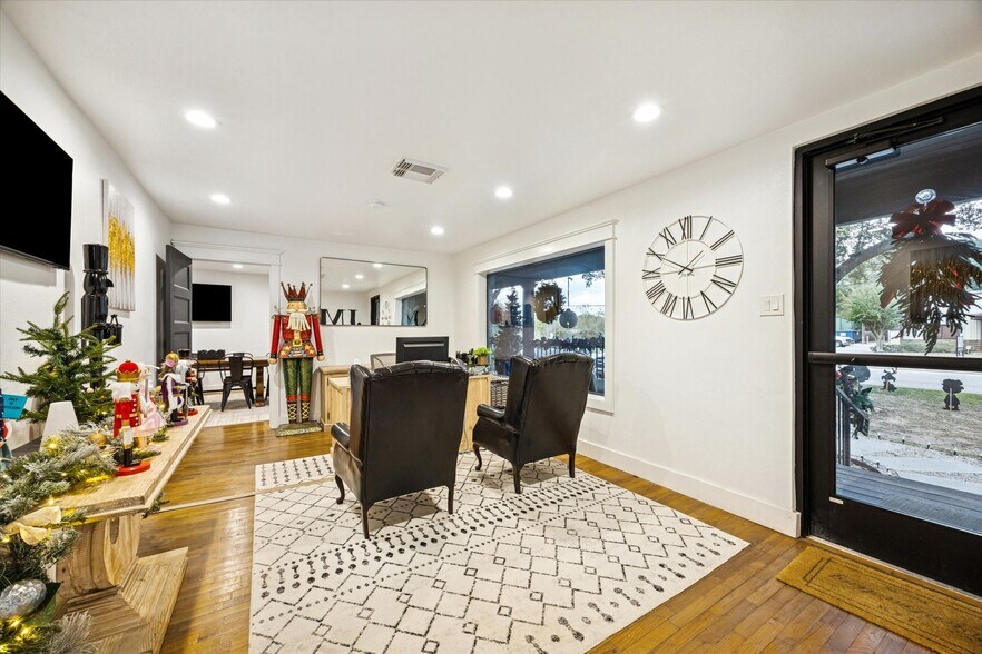 More Photos Of 5225 E 5th St, Katy Light Manufacturing For Sale