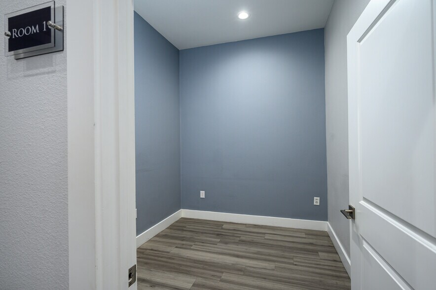 More Photos Of 1701 N US Highway 75, Sherman Medical For Lease