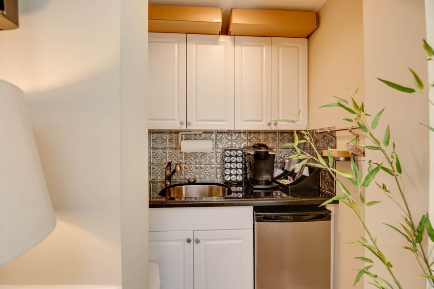 More Photos Of 604 Whitehead St, Key West Medical For Sale