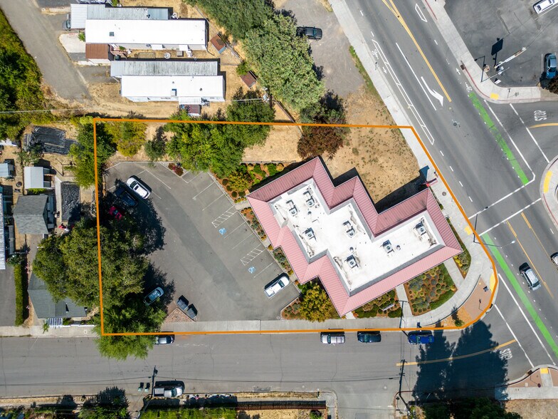 More Photos Of 16 W Valley St, Willits Office For Lease