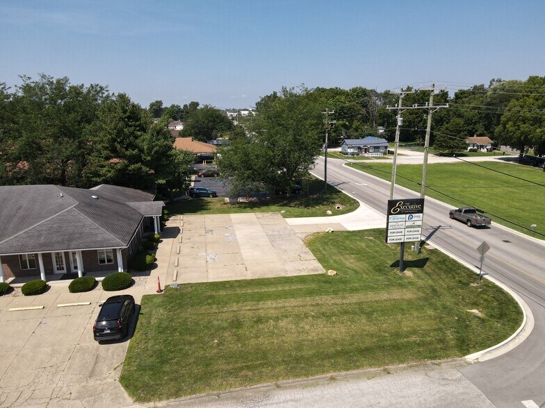More Photos Of 1070 Windsor Rd, Terre Haute Office For Lease