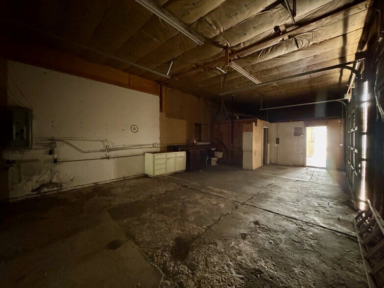 More Photos Of 253 E Main St, Klamath Falls General Retail For Sale
