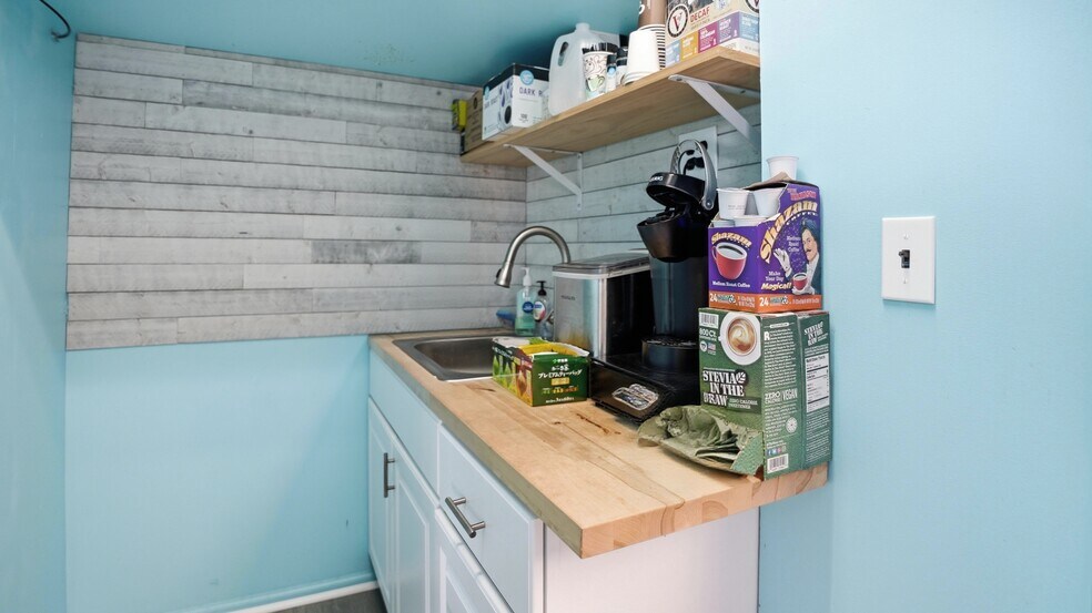 More Photos Of 18 Unqua Rd, Massapequa Loft Creative Space For Sale