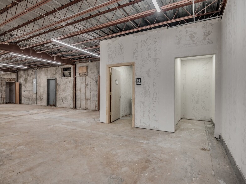 More Photos Of 4403-4411 SW 3rd St, Oklahoma City Showroom For Lease