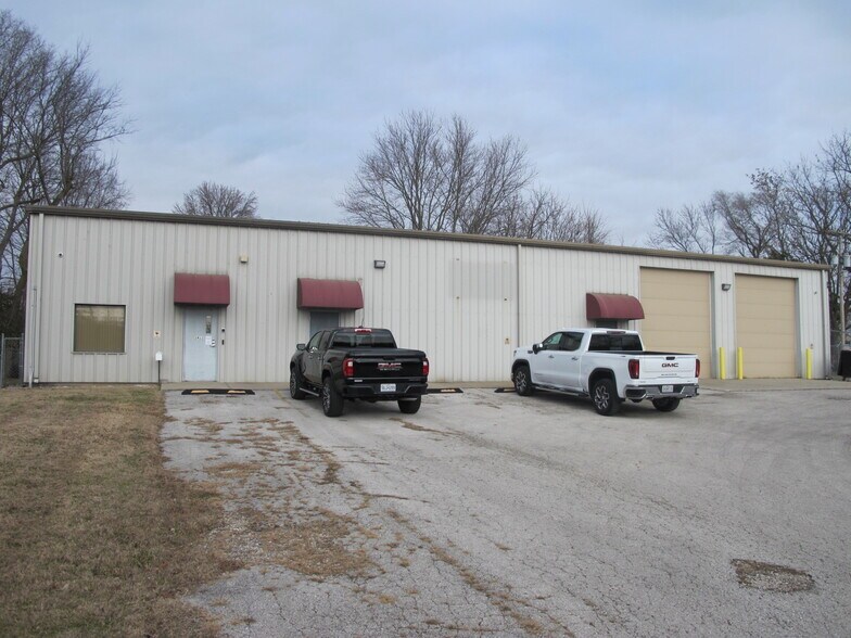 Primary Photo Of 1411 W Phelps St, Springfield Service For Lease