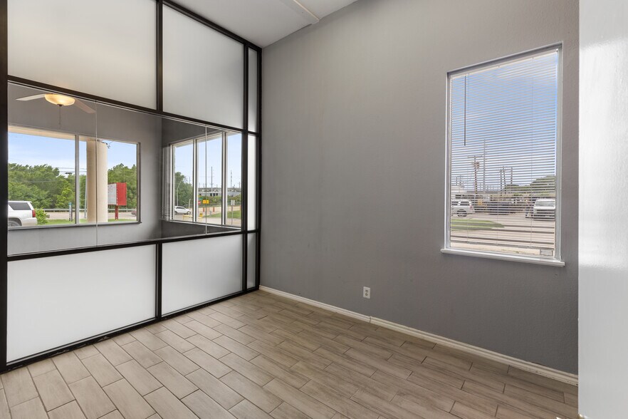 More Photos Of 310 Gautney St, Garland Light Manufacturing For Sale