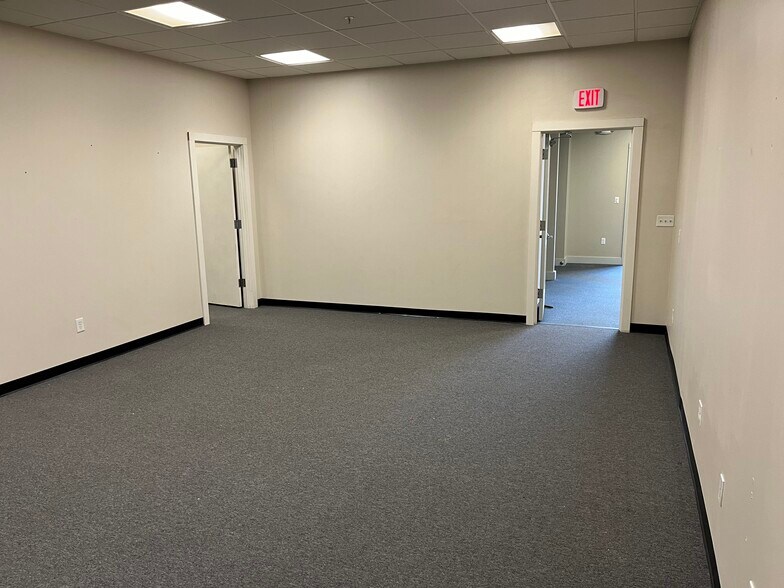 More Photos Of 300 Constitution Ave, Portsmouth Research And Development For Lease