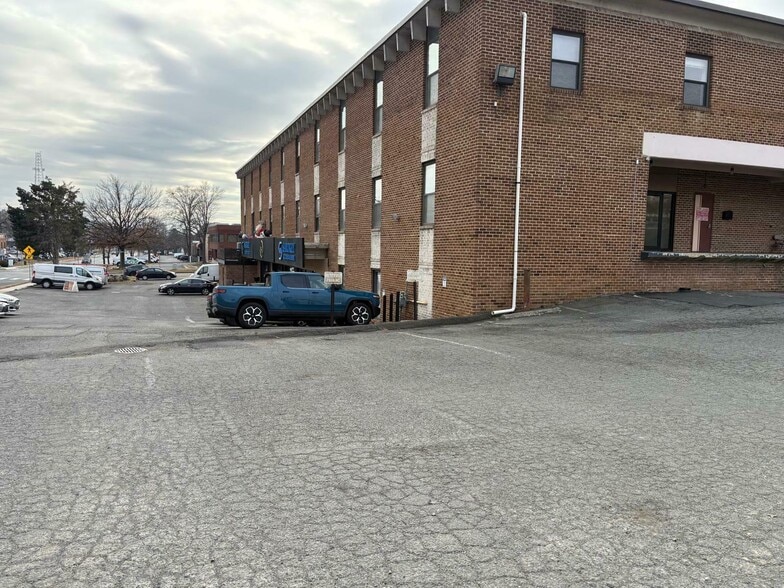 More Photos Of 8300 Merrifield Ave, Fairfax Light Distribution For Lease