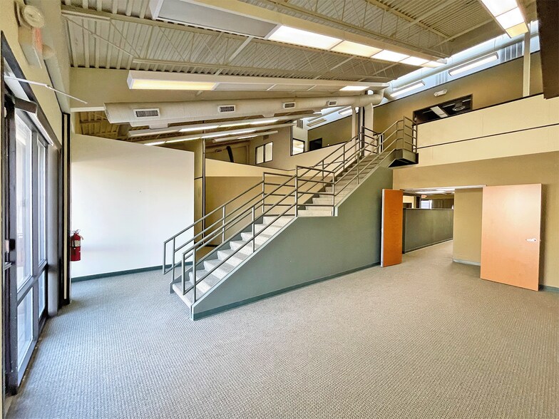 More Photos Of 2401 Directors Row, Indianapolis Unknown For Lease