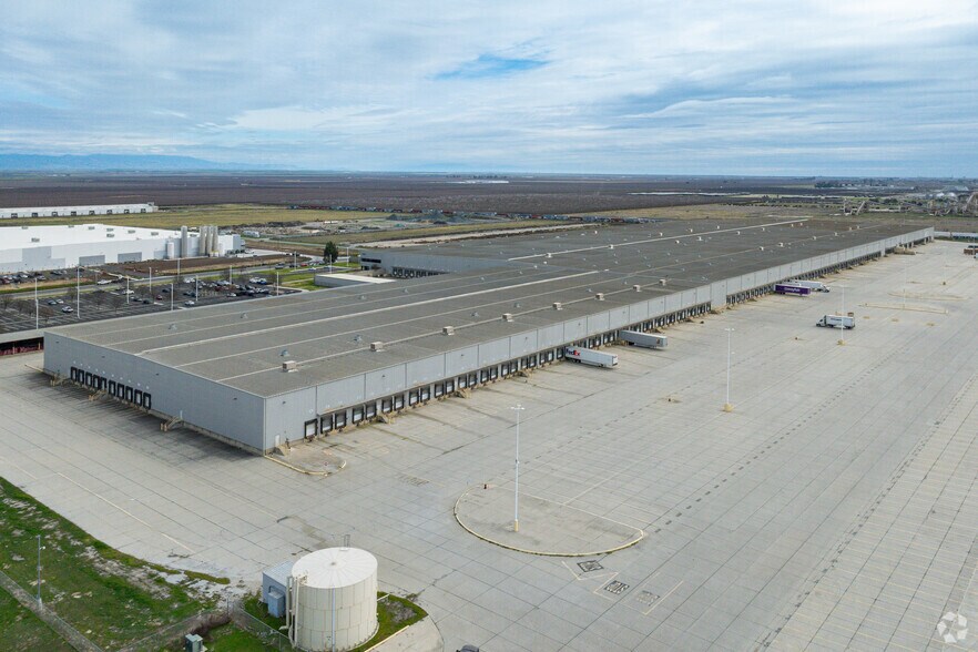 More Photos Of 1700 Schuster Rd, Delano Distribution For Lease