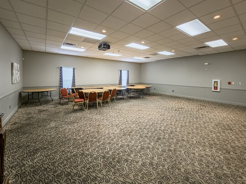 More Photos Of 806 US-82, Tifton Office For Sale