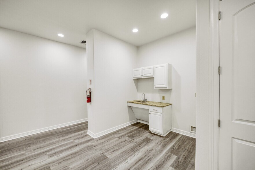 More Photos Of 5727 W I-10 Fwy, San Antonio Office For Lease