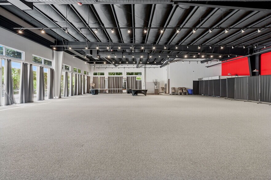 More Photos Of 11055 N IH-35, Austin Storefront For Lease