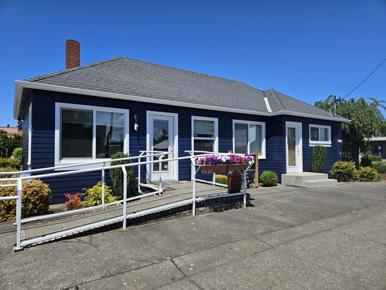 Primary Photo Of 1095 N 1st St, Stayton Medical For Lease