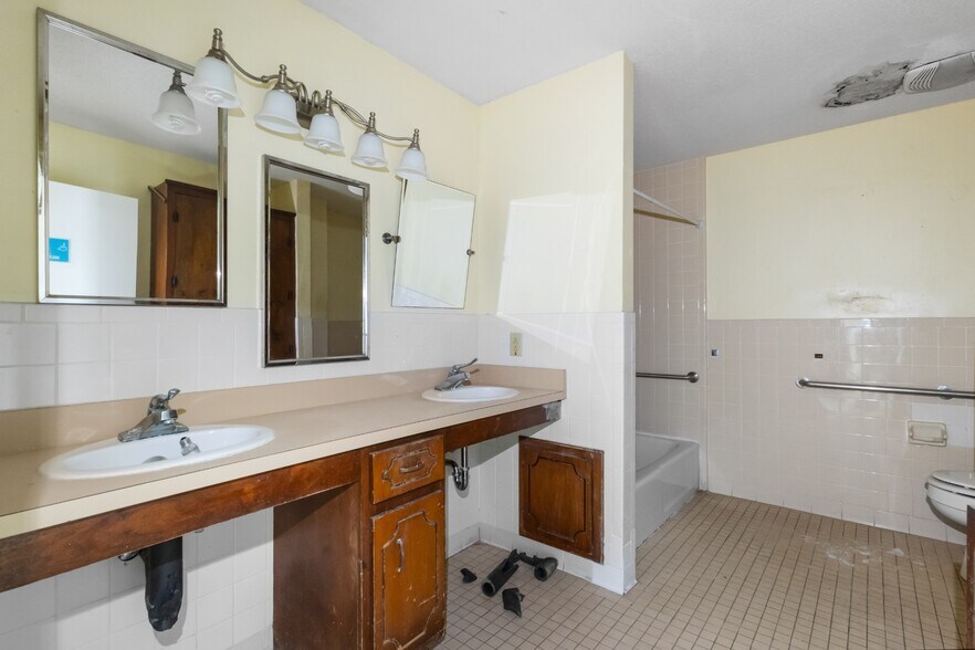 More Photos Of 2425 Highway 41A Byp, Clarksville Light Distribution For Sale