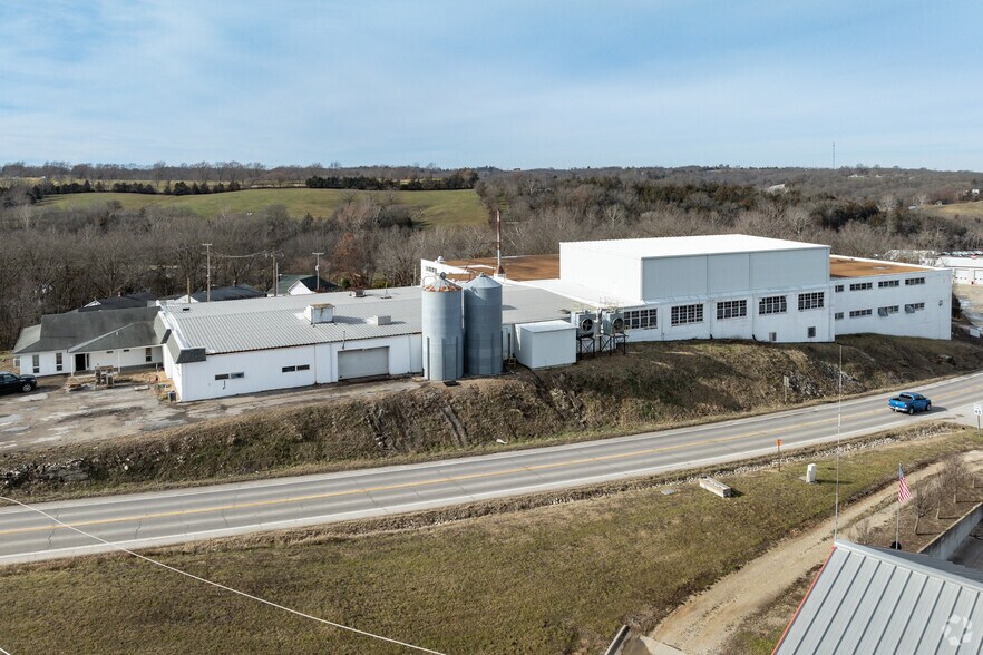 More Photos Of 209 W Main St, Linn Warehouse For Lease