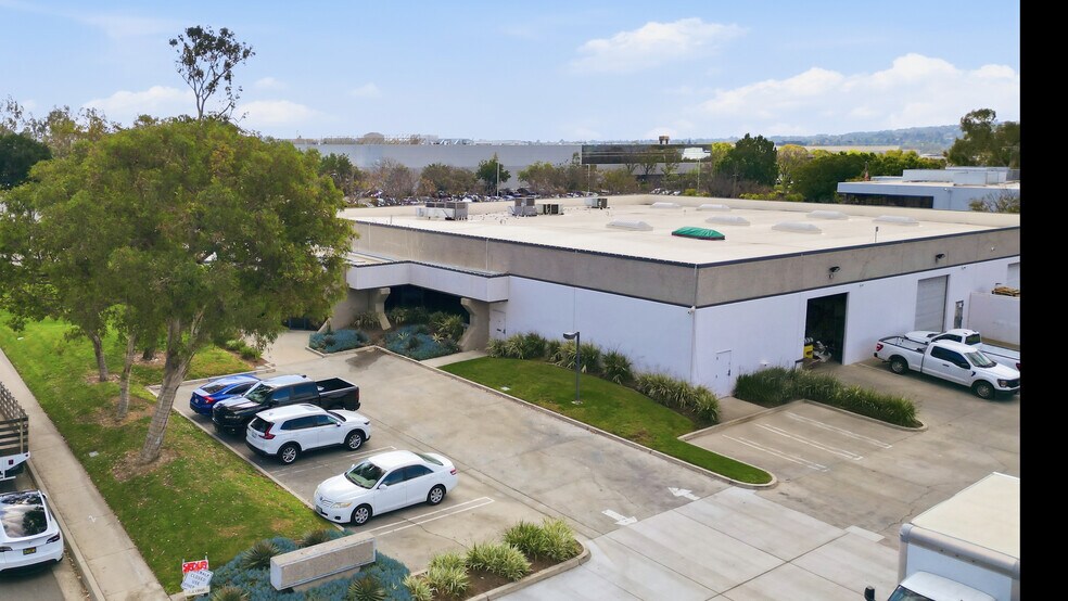 More Photos Of 8 Holland, Irvine Warehouse For Lease
