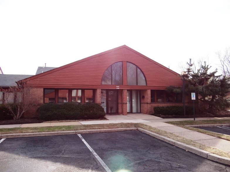 More Photos Of 402 Middletown Blvd, Langhorne Medical For Lease