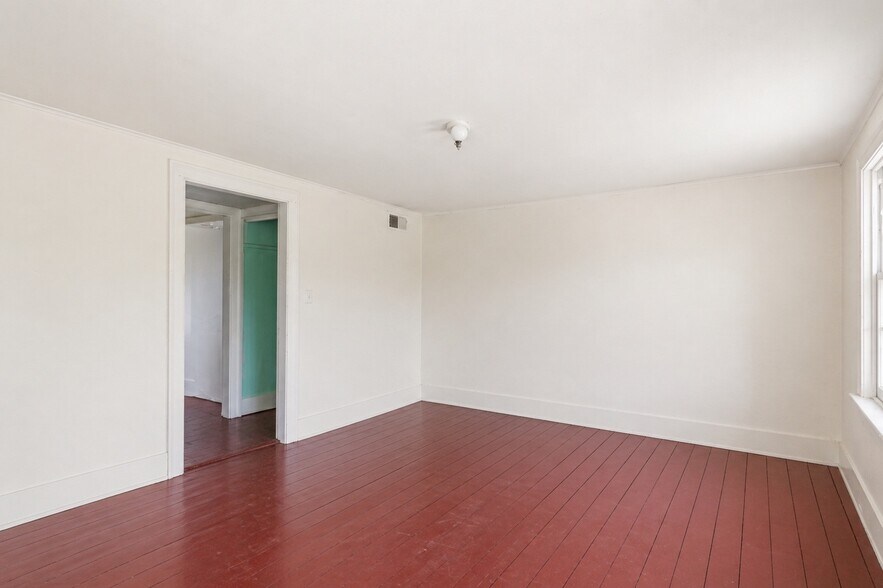 More Photos Of 1612 Main Rd, Riverhead Freestanding For Sale
