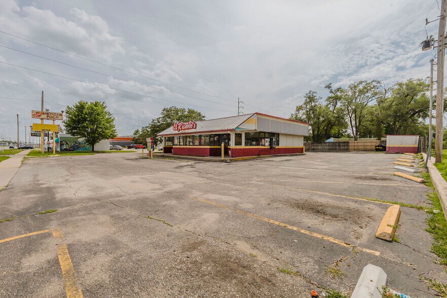 More Photos Of 503 N West St, Wichita Fast Food For Sale