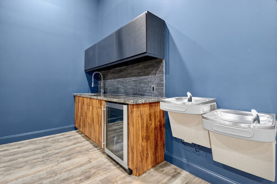 More Photos Of 2800-2890 W State Road 84, Fort Lauderdale Showroom For Sale