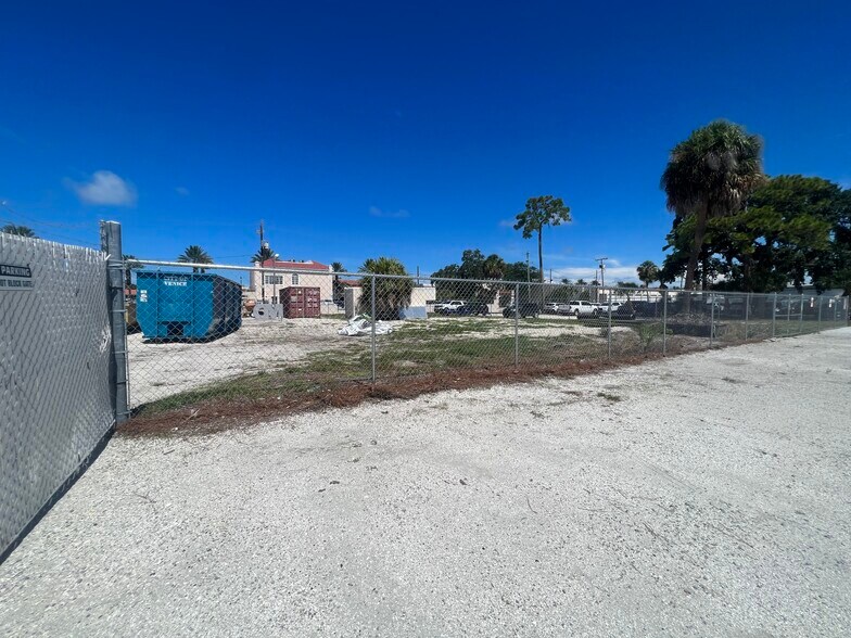 More Photos Of 264 Bahama St, Venice Office For Lease