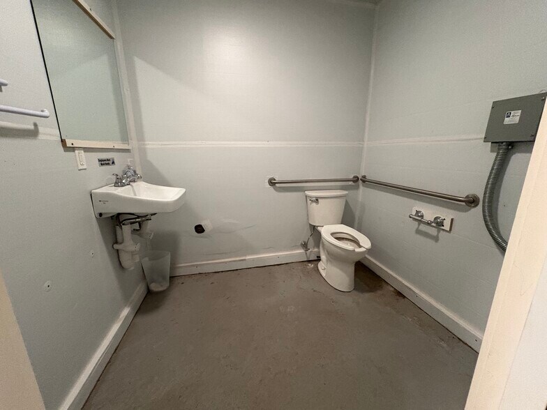 More Photos Of 201 Daniel Shays Hwy, Athol Flex For Sale