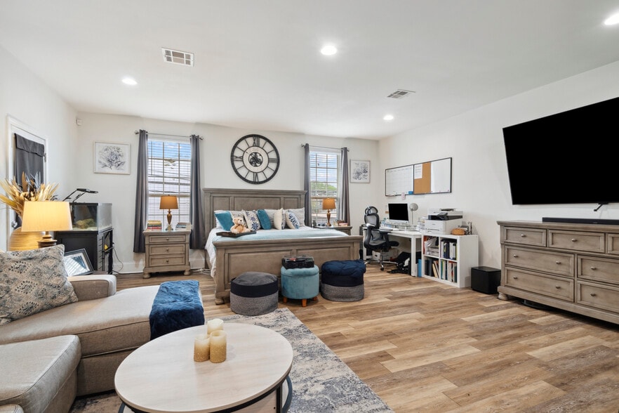 More Photos Of 8228 Oak St, New Orleans Office For Sale