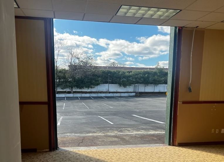 More Photos Of 220 Broadhollow Rd, Farmingdale Showroom For Lease