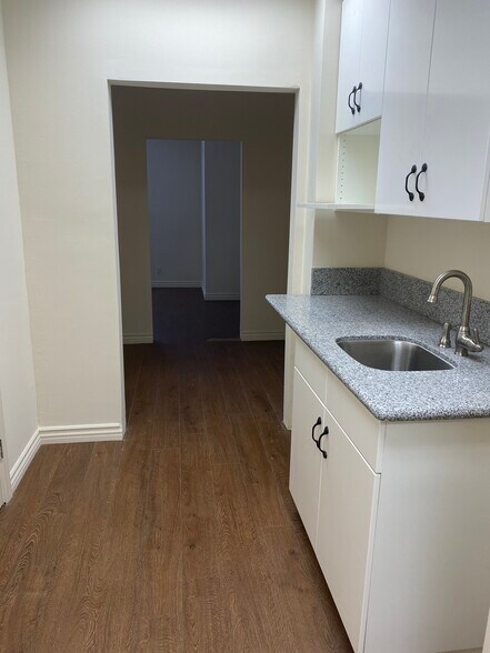 More Photos Of 11336 Camarillo St, Toluca Lake Office For Sale
