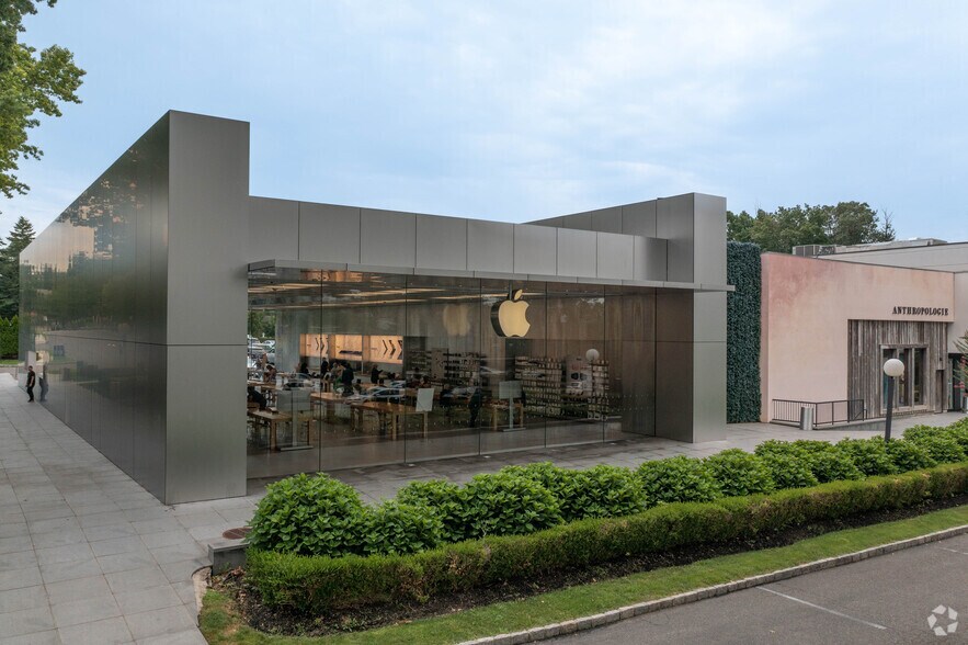 More Photos Of 1900 Northern Blvd, Manhasset General Retail For Lease