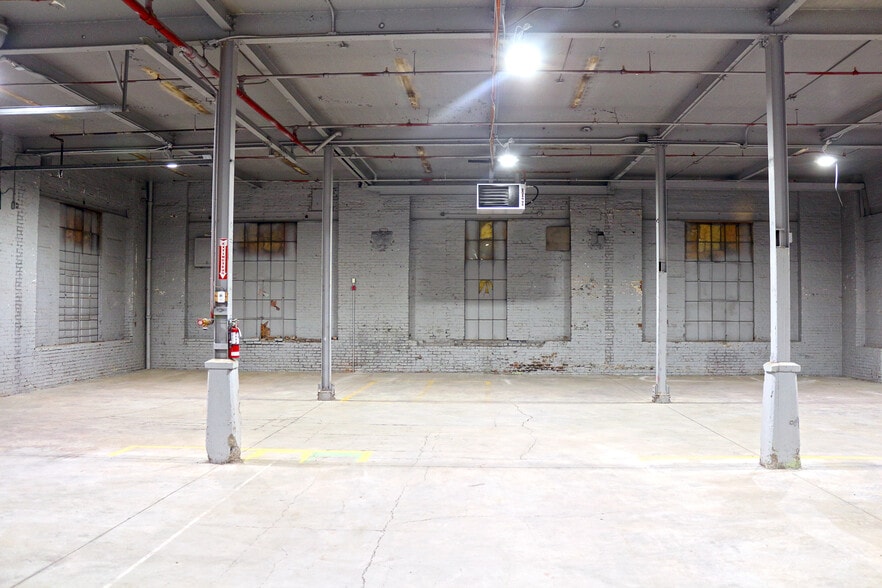 More Photos Of 10 Rue Emile-Bond, Gatineau Light Distribution For Lease