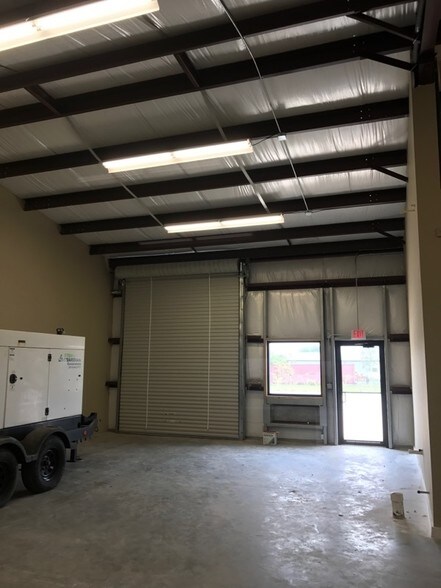 More Photos Of 5929 Bardet St, Pearland Warehouse For Lease