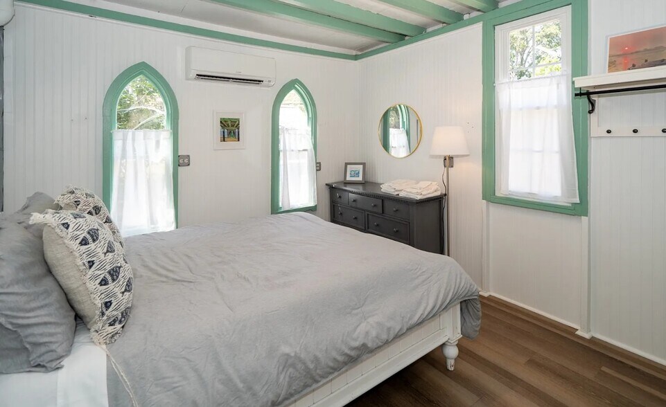 More Photos Of 9 Brunswick Ave, Vineyard Haven Specialty For Sale